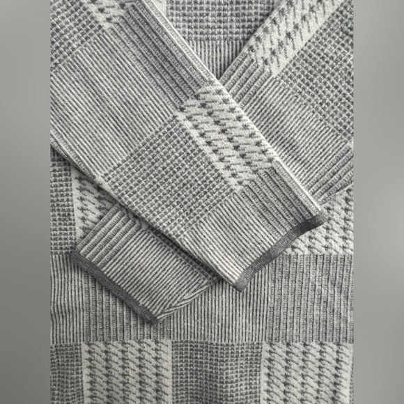 Belldini Gray and White Checkered Turtleneck Sweater, Size L - Picture 8 of 12